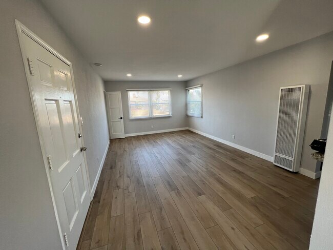 Building Photo - 863 Diamond St