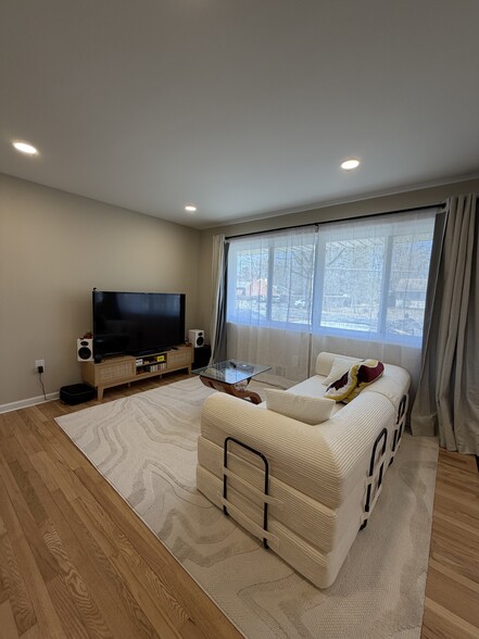 Building Photo - 6524 Greenleaf St