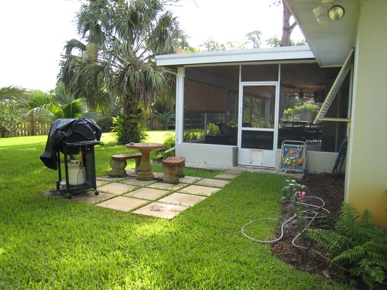 Building Photo - 1 SE Sharon St