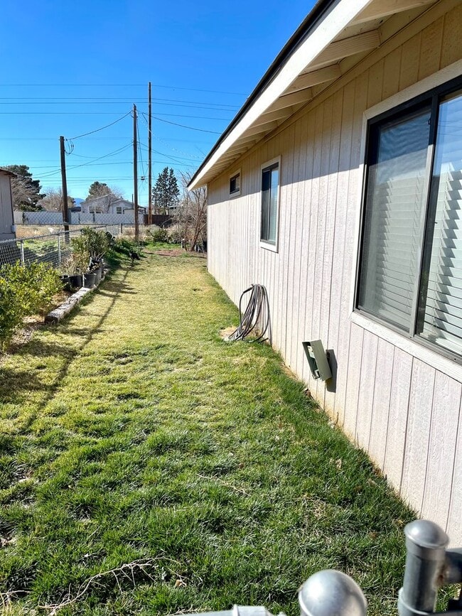 Building Photo - Nice 2 Bedroom Home with Large Yard and Ca...
