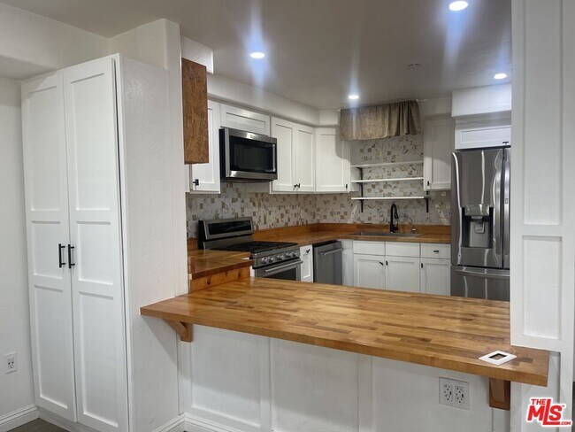 Building Photo - 1401 Lomita Blvd