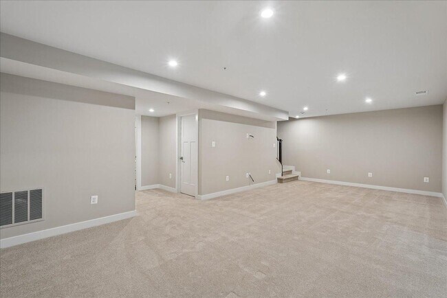 Building Photo - 1303 Potomac View Pkwy