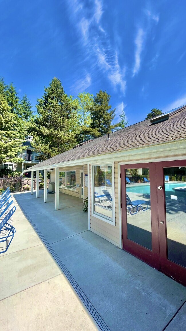 Building Photo - Serene Top-Floor Condo in Lake Forest Park...