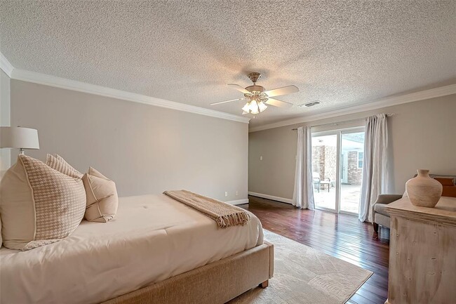 Building Photo - 10118 Briar Forest Dr
