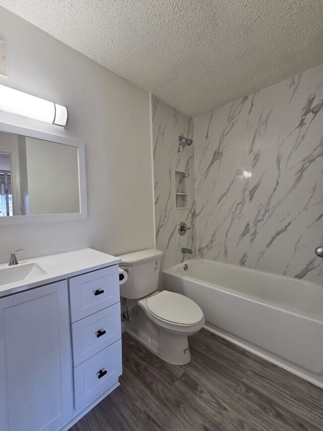 Building Photo - Immaculate 1 bedroom w/ Assigned Parking Stall in Town!