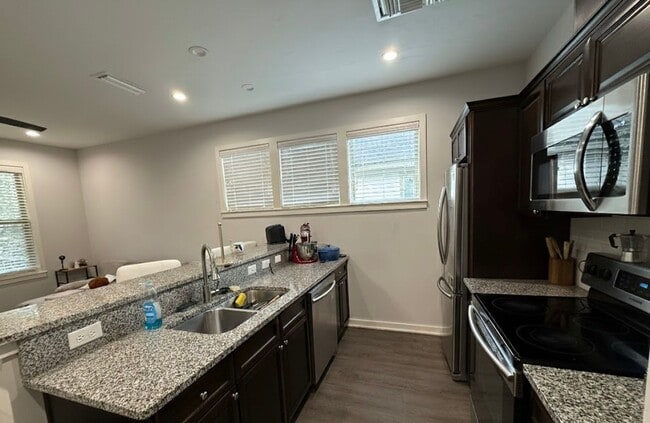 Building Photo - UF STUDENT UNIT AVAILABLE | HALF OFF FIRST MONTH + FREE INTERNET & PARKING!