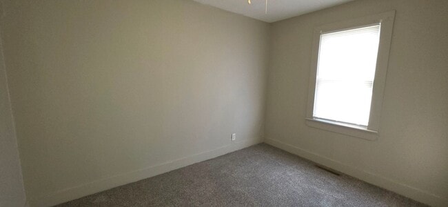 Building Photo - 4 Bedroom 2 Bathroom! $1195!