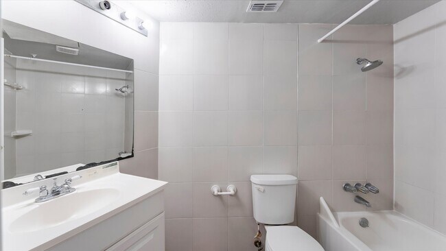 Building Photo - 10811 Richmond Ave