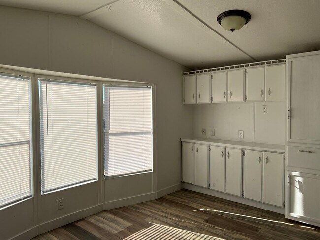 Building Photo - 5811 N Fuchsia St