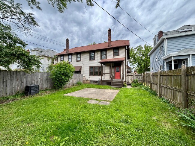 Building Photo - 315 Siebert St