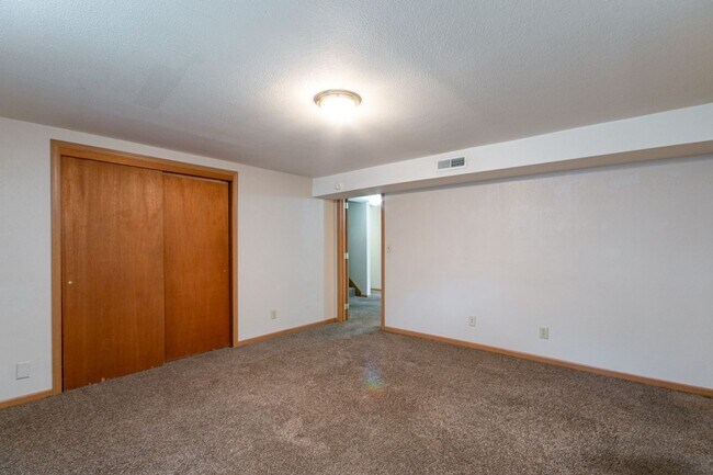 Building Photo - #6 Bedroom House with Awesome Yard Plus Ga...