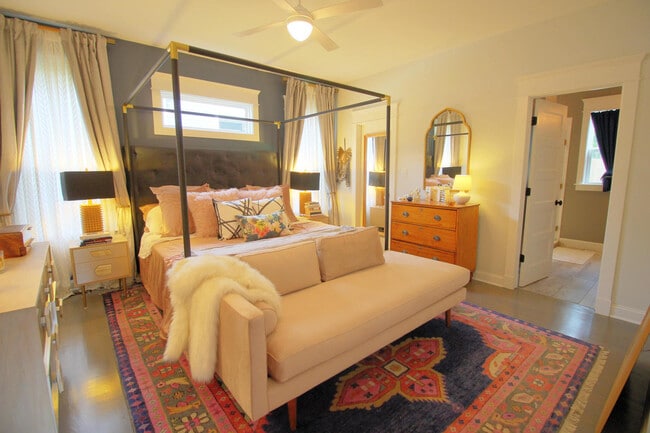 Building Photo - Charming 3 bedroom 2.5 bath home in incredible Durham location, with a massive fenced in yard!