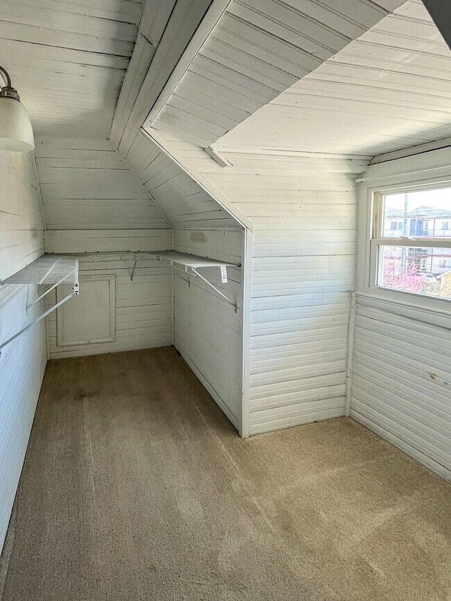 Building Photo - Charming 3BD/1BA Home In Unbeatable Location