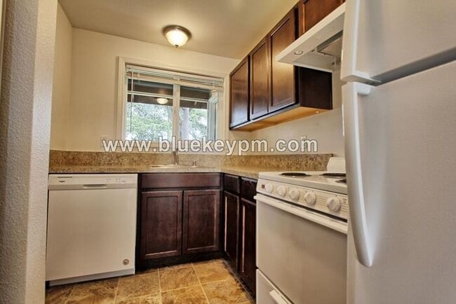 Building Photo - 2 Bed, 1 Bath Unit #12 at Pine Grove Apts for $1395 Per Month on St. Johns Road