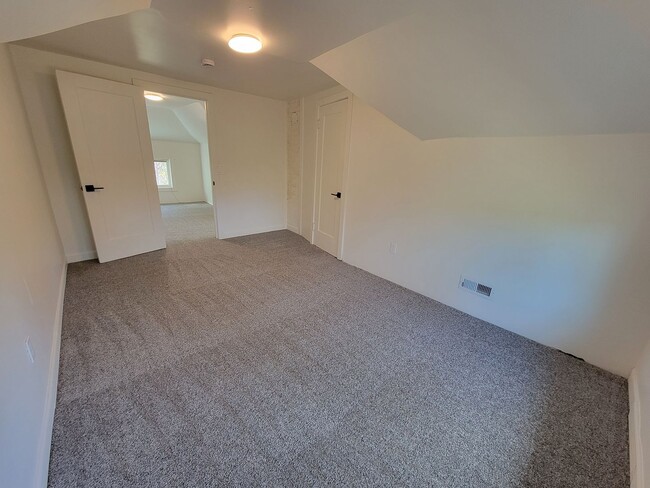 Building Photo - Don’t Miss This! Spacious 2 Bed, 2 Bath in North Portland