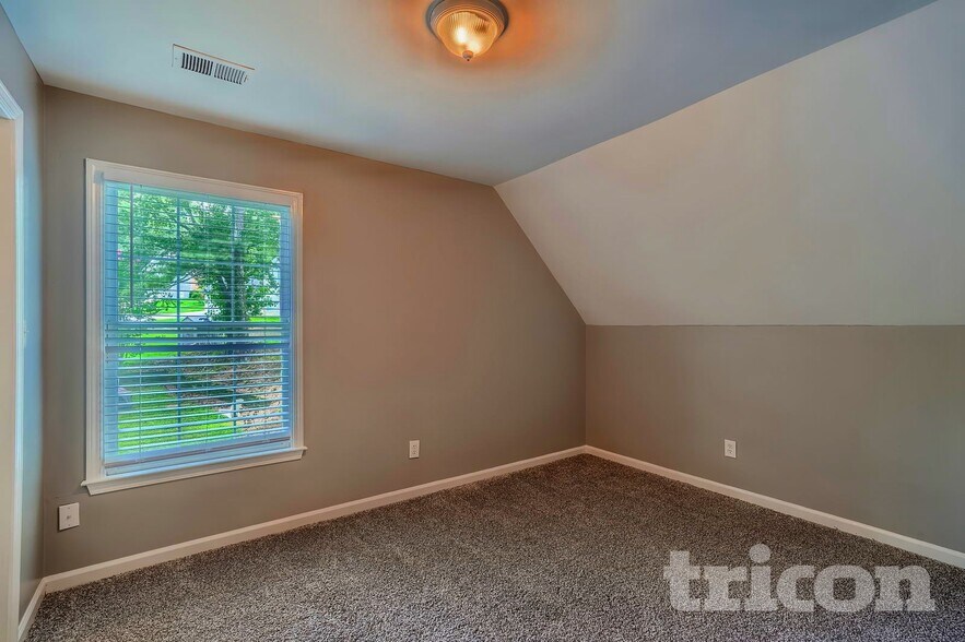 Building Photo - 2200 Sugarbirch Dr