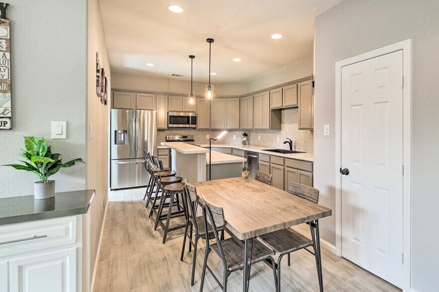 Building Photo - 4835 Sunflower St