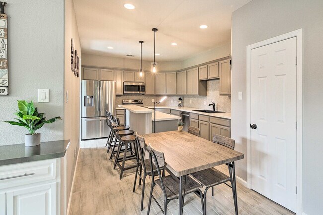 Building Photo - 4835 Sunflower St