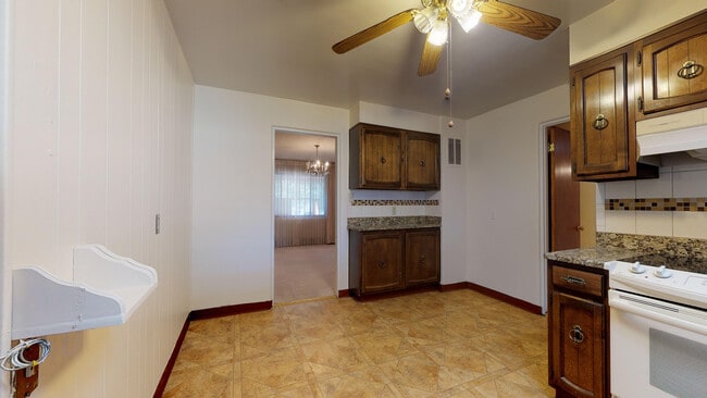 Building Photo - UPTOWN 3/BD 2/BA 1/CP WORKSHOP