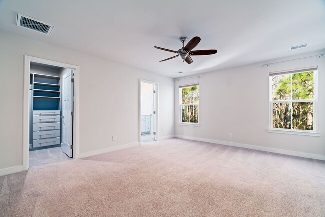 Building Photo - Relaxed Summerville Living Starts Here!