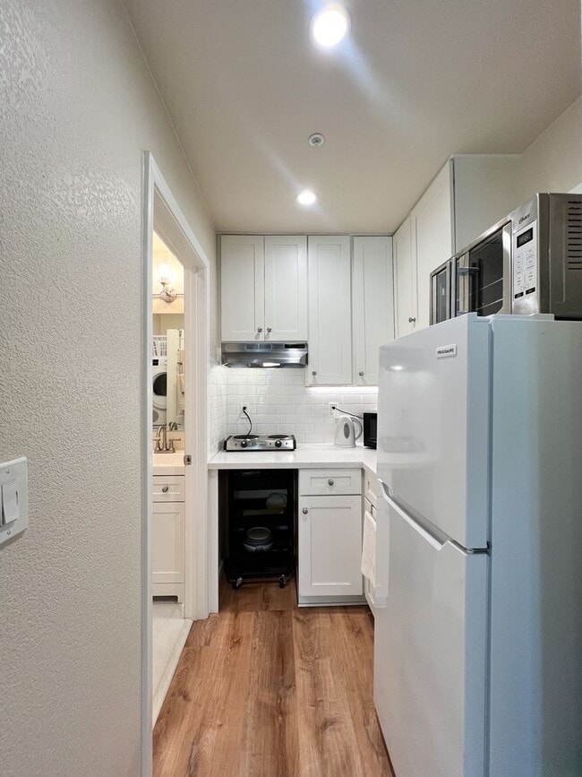 Building Photo - Fully Furnished Updated Studio