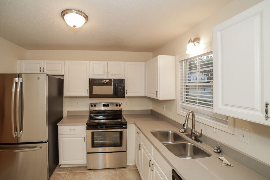 Building Photo - 757 Newport Dr
