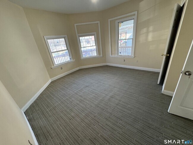 Building Photo - 107 Fremont St