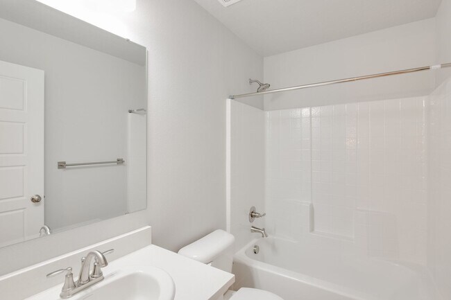 Building Photo - This 3 bedroom/2.5 bath townhome is ready for you!