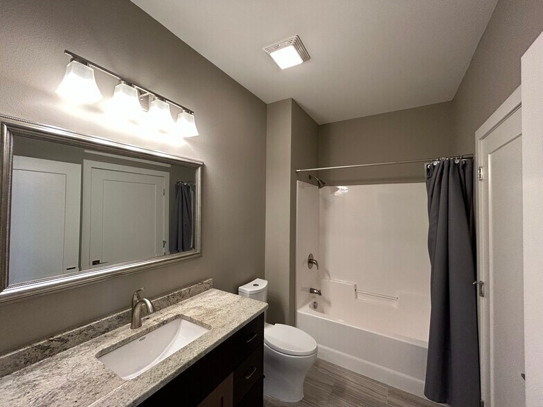 Main Bath - 3955 Ivy Dr