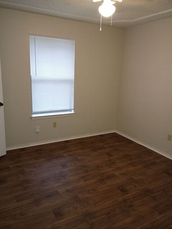 Building Photo - Well Maintained 2BR 2BA Duplex w/ Eat-In Kitchen • Fenced Yard in Heart of Burleson