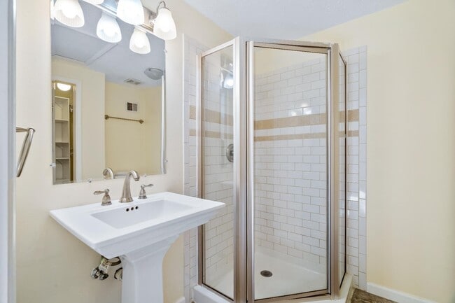 Building Photo - 152 Fairfield Dr