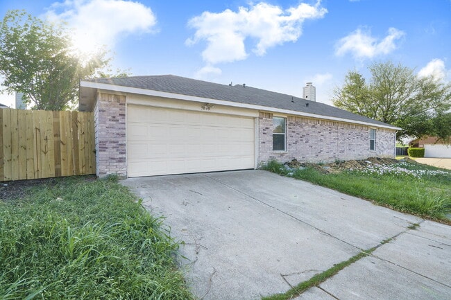 Building Photo - Great Location!