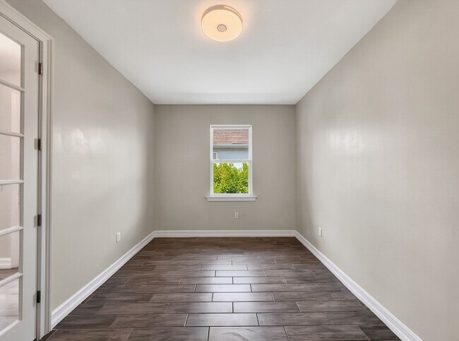 Building Photo - Live the Southwest Florida lifestyle in this lakefront villa in South Naples!