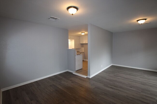 Building Photo - 2327 Plume Dr