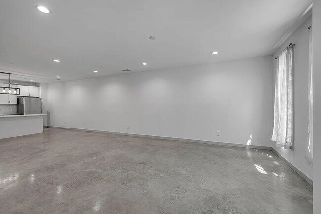 Building Photo - Great condo in East Nashville off Gallatin...