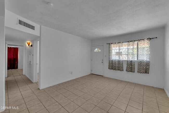 Building Photo - 4945 Sierra Madre Dr