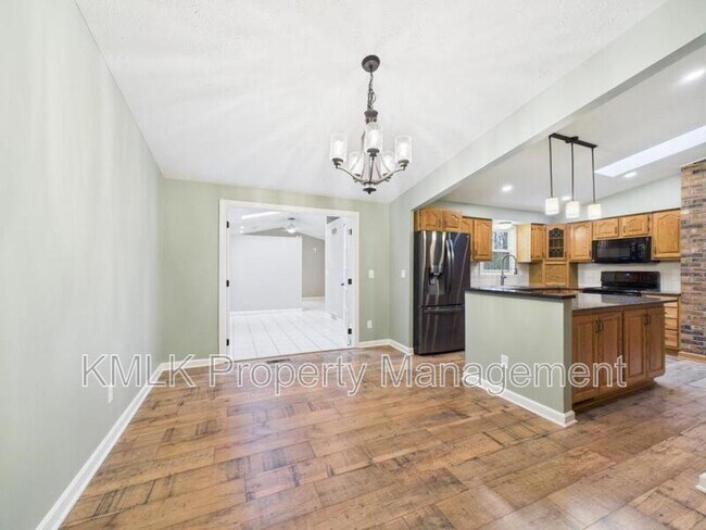 Building Photo - 874 Pleasant St