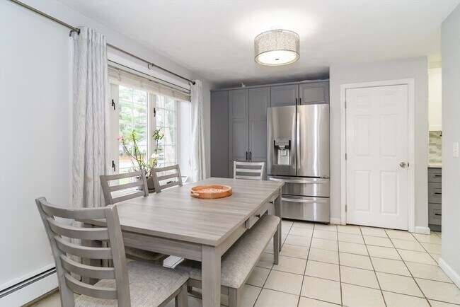 Building Photo - 10 Homeward Ln