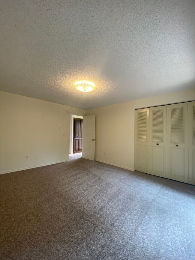 Building Photo - South Hill Triplex-Nestled away in private...