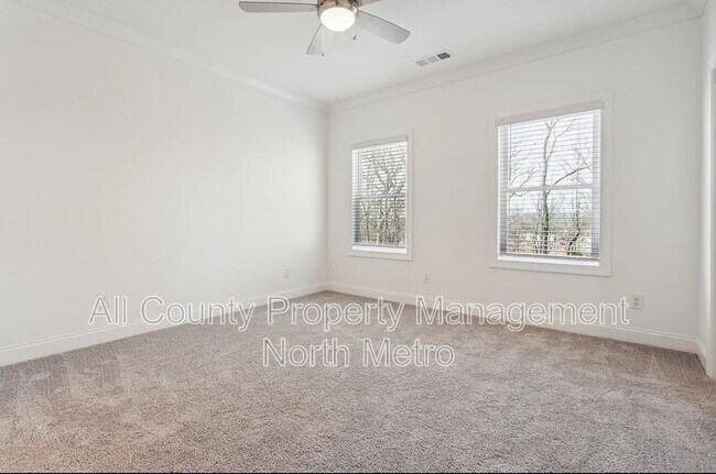 Building Photo - 105 Basil St