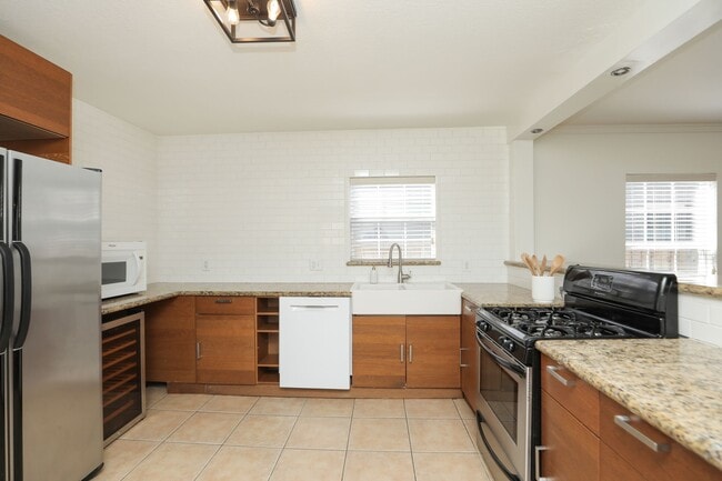 Building Photo - 905 Kern St