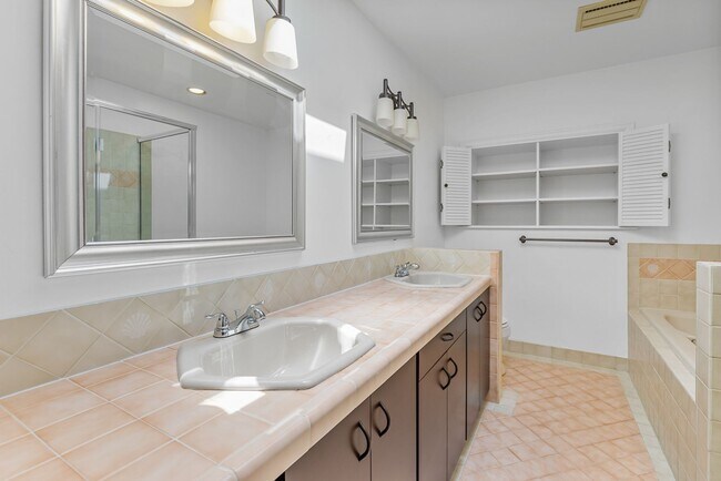 Building Photo - Beautiful West Facing Houghton Home with p...