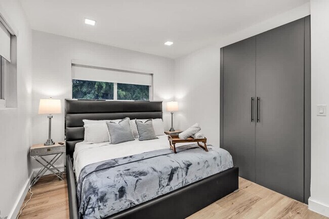 Building Photo - 17621 NE 7th Ave