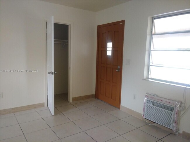 Building Photo - 1541 NE 131st Ln