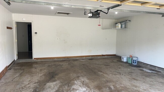 Building Photo - 621 Waneta Ave