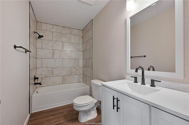 Building Photo - 403 Manuel Dr