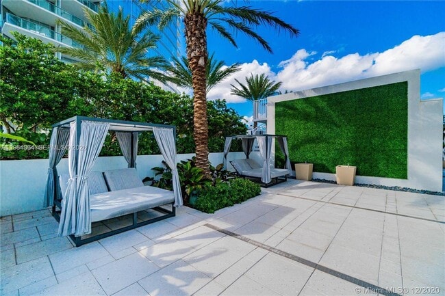 Building Photo - 851 NE 1st Ave