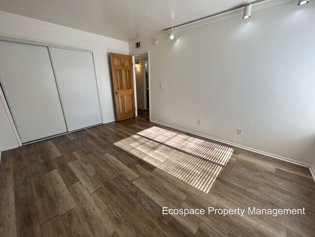 Building Photo - 2 Bedroom 1 Bathroom Apartment in Aurora