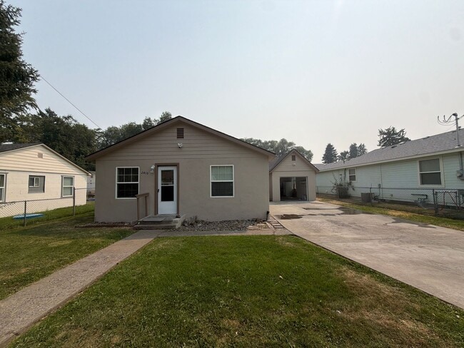 Building Photo - Freshly remodeled 3br 1ba, garage, LVP Flooring throughout.