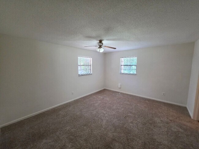Building Photo - 2 Bedroom 2 Bathroom Edgewater Home